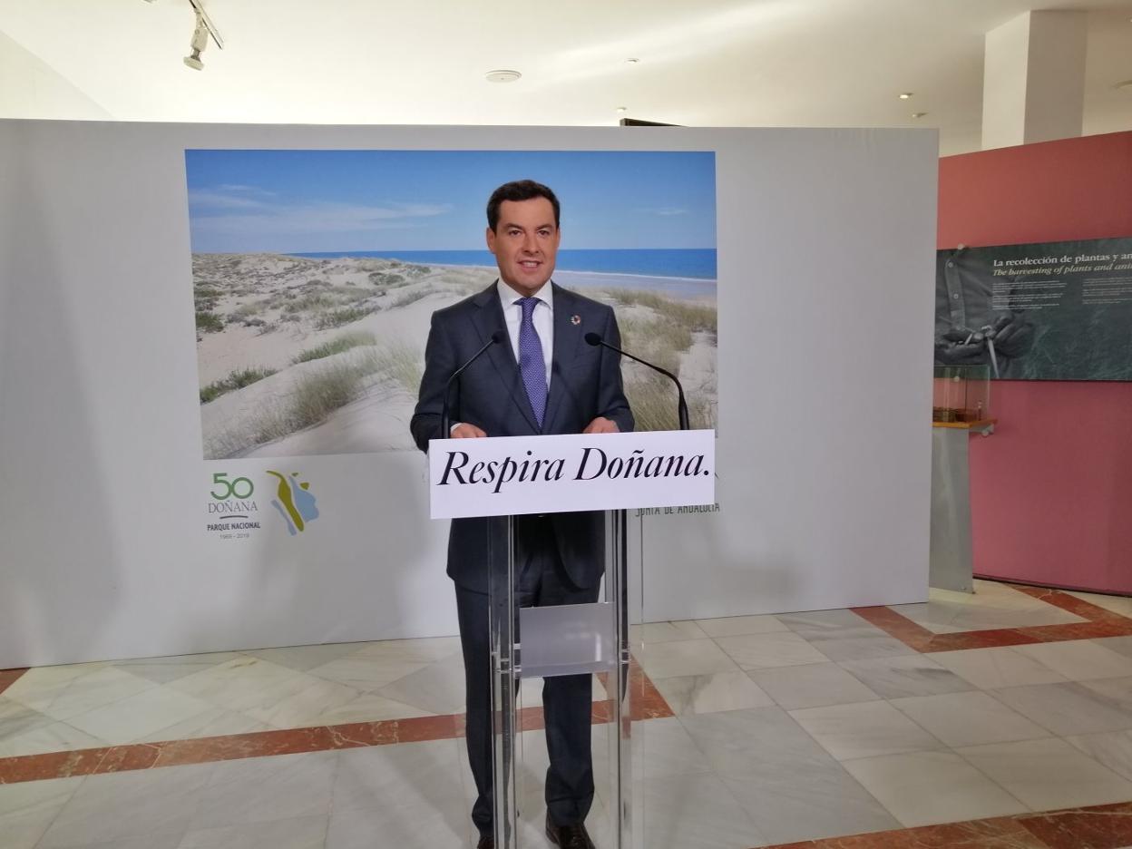 El presidente de la Junta, Juanma Moreno, tras la reunión de su Gobierno en Doñana en el 50 aniversario del parque.:: José luis piedra