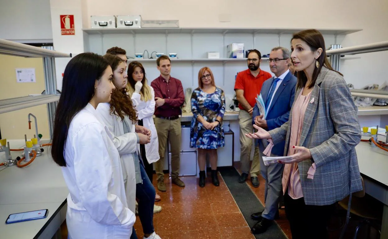 Algunos de los estudiantes de este nuevo ciclo, con la delegada, Mercedes García Paine, y profesores de la Universidad Laboral. 