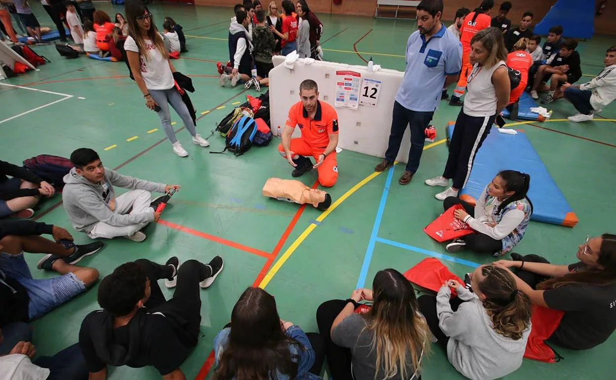 Los alumnos recibieron formación sobre cómo actuar en caso de una parada cardiaca. 