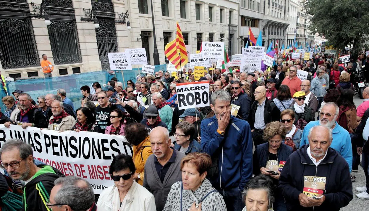 Manifestantes en la concentración rumbo al Congreso de los Diputados, ayer en Madrid. :: ep