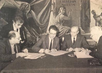 Imagen secundaria 1 - Arriba, imagen del Cervantes cerrado a principios de los años 80. Abajo, el alcalde Pedro Aparicio firma la compra del edificio frente al telón de boca de Ferrándiz. Al lado, la Reina Sofía saluda desde el palco en la inauguración como teatro municipal en 1987. 