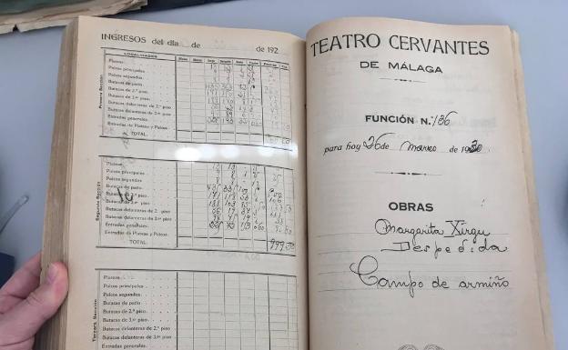 Imagen principal - Documentos de los años 30. Arriba, hoja de taquilla de Margarita Xirgu. Abajo, documento de la Argentinita donde firma haber recibido un pago de 200 pesetas. Al lado, hoja de taquilla de la compañía de zarzuela de Moreno Torroba. 