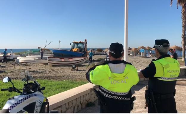 La Policía Local realiza un operativo para retirar barcas de los varaderos de Málaga