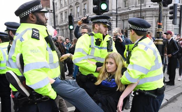 La Policía se lleva a una manifestante ecologista en Londres. 