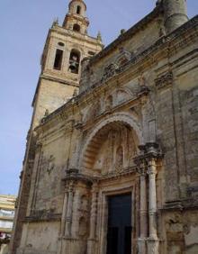 Imagen secundaria 2 - Arriba, el Castillo de Morón. Sobre estas líneas, el Museo de la Cal y la Iglesia de San Miguel 