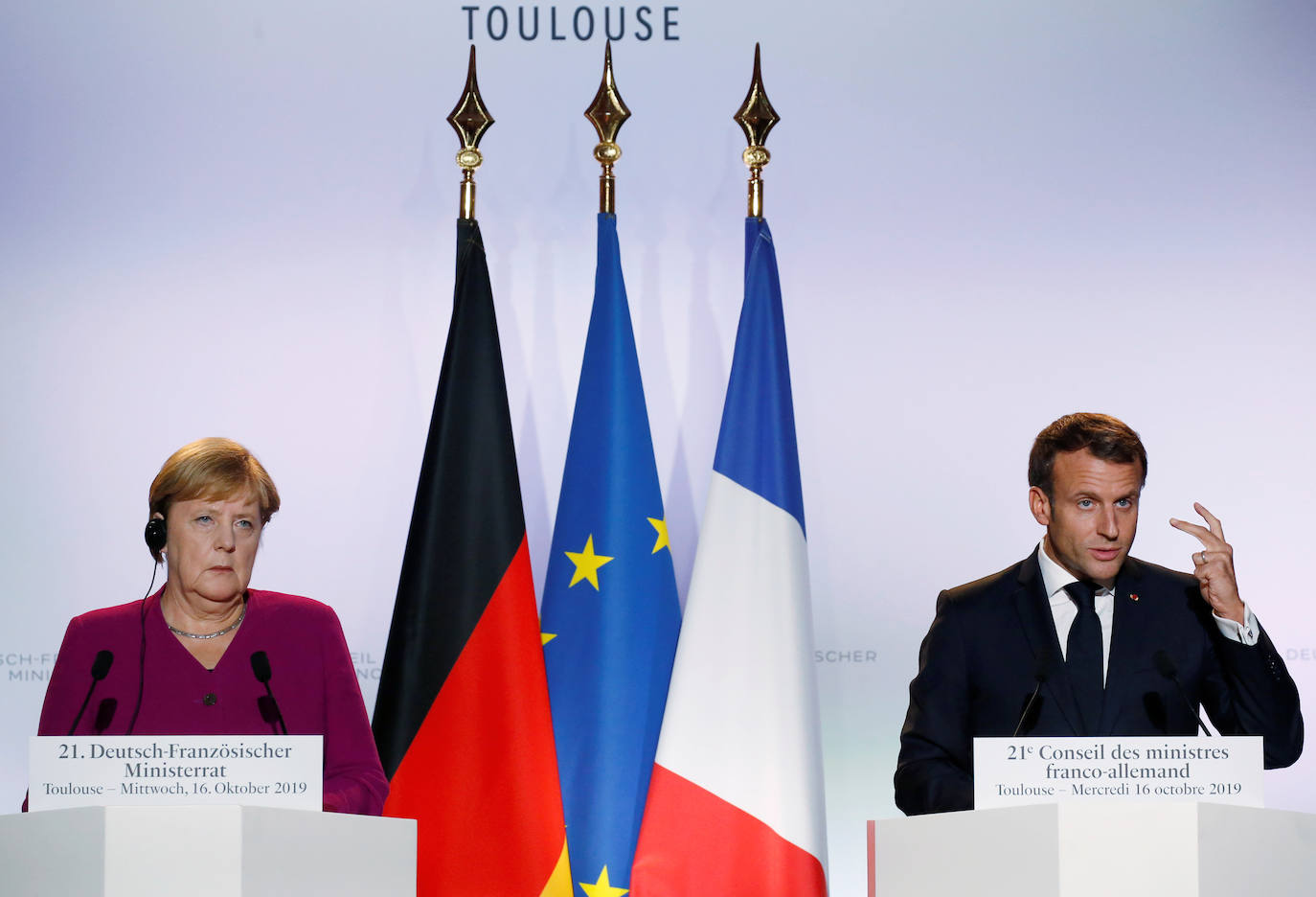 La canciller alemana, Ángela Merkel, junto al presidente francés, Emmanuel Macron, ayer en Toulouse.