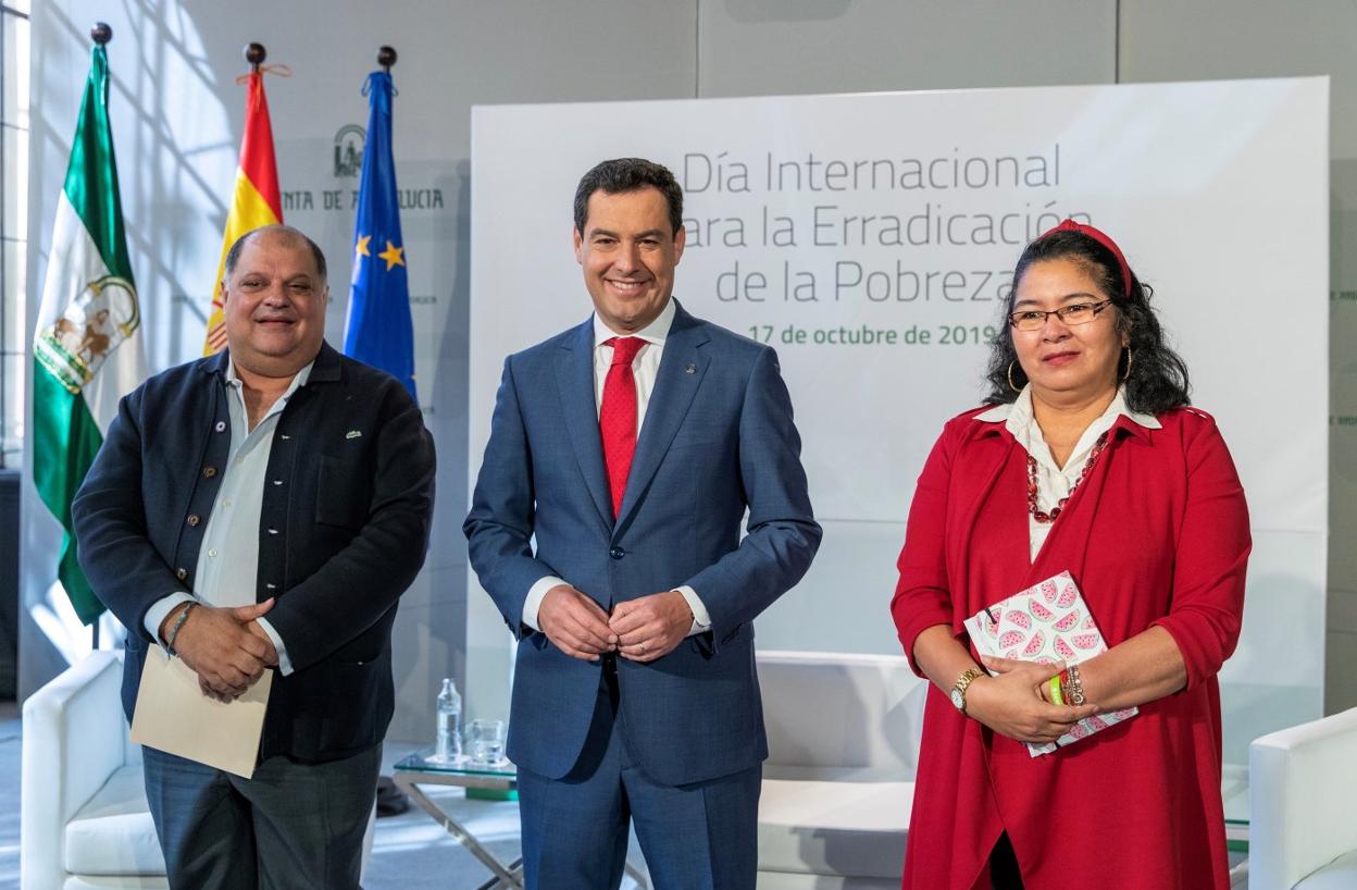 El presidente de la Junta, Juanma Moreno, con los representantes de la Red de lucha contra la pobreza en Andalucía. :: EFE/Julio Muñoz