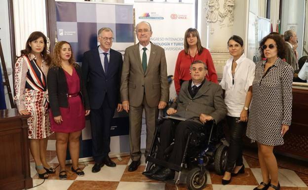 Representantes de la Fundación ONCE y del Ayuntamiento de Málaga durante la presentación del Congreso el pasado 15 de octubre. 