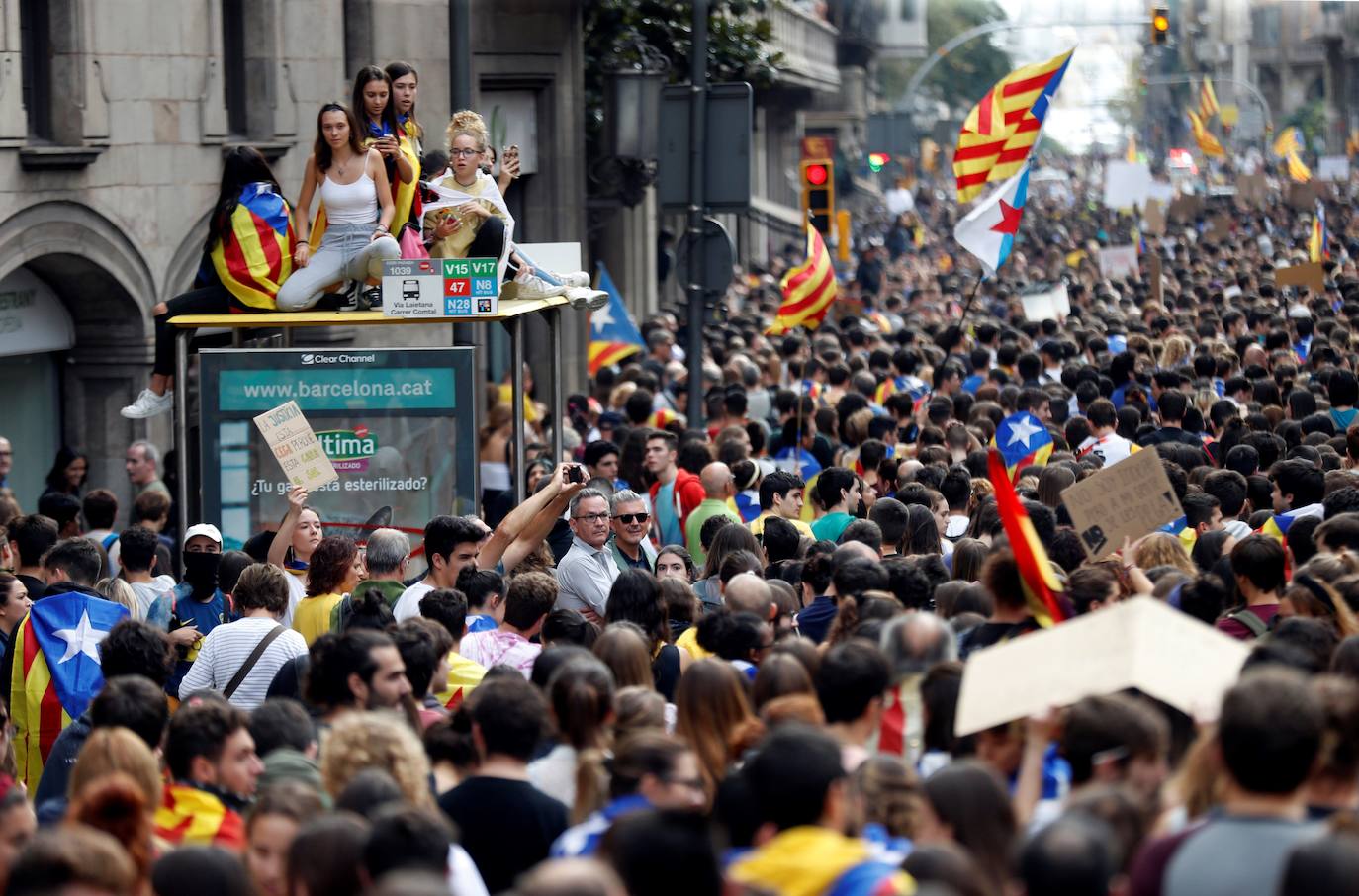 Miles de estudiantes se manifiestan por el centro de Barcelona hoy viernes