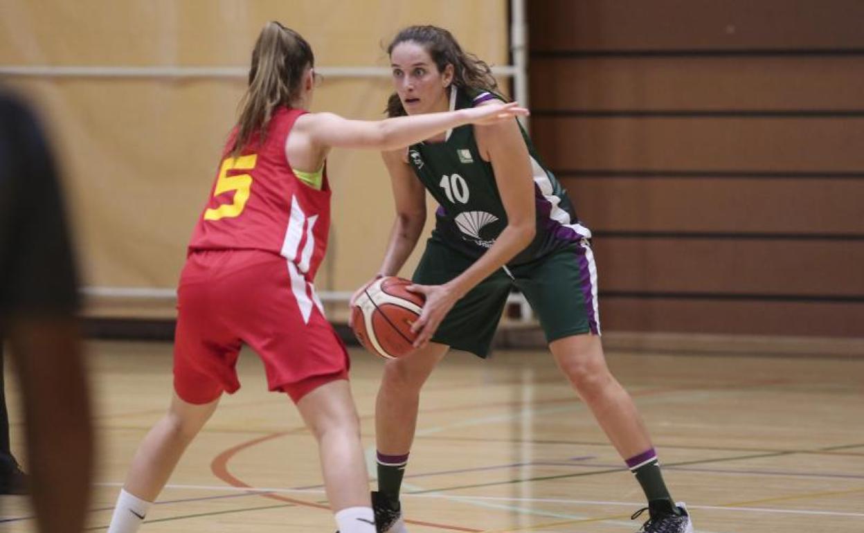 Vero Matoso encara a una contraria durante el encuentro jugado en Barcelona. 