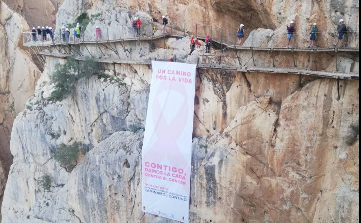 Imagen de la gran lona desplegada hoy en el Caminito del Rey 