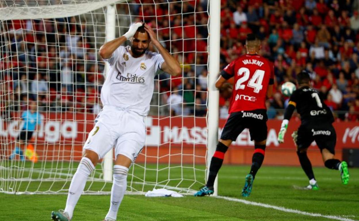 Benzema se lamenta tras marrar una ocasión. 