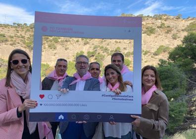 Imagen secundaria 1 - El Caminito del Rey se suma a la lucha contra el cáncer de mama