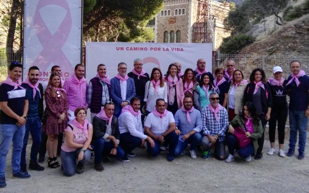 Imagen principal - El Caminito del Rey se suma a la lucha contra el cáncer de mama