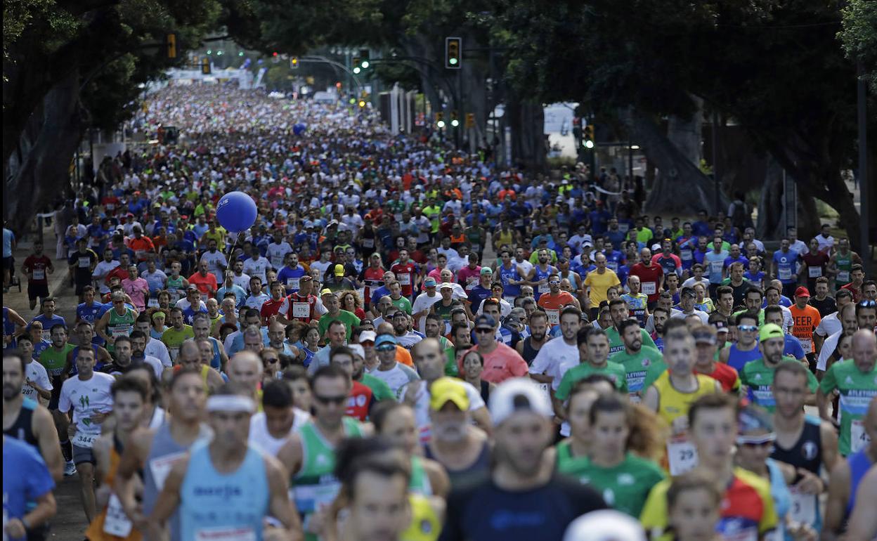 Espectacular panorámica del grueso de los 12.000 corredores de la prueba larga, en su llegada a la Alameda Principal. 