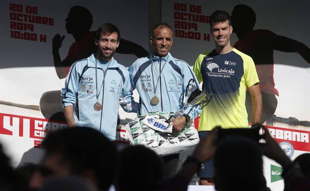 Imagen principal - Arriba, PabloSalcedo, El Mouaziz y Cristóbal Valenzuela. Abajo, a la izquierda, Belén Infantes, Lola Chiclana y Helen Cross, podio femenino. A la derecha, El Mouaziz, a su llegada a la línea de meta.