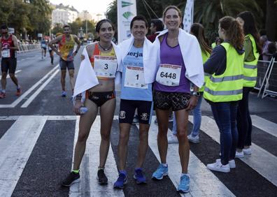 Imagen secundaria 1 - Arriba, PabloSalcedo, El Mouaziz y Cristóbal Valenzuela. Abajo, a la izquierda, Belén Infantes, Lola Chiclana y Helen Cross, podio femenino. A la derecha, El Mouaziz, a su llegada a la línea de meta.