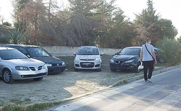 Cualquier sitio es bueno. Los alrededores del PTA por la zona de Santa Rosalía se han convertido en el principal recurso de los usuarios para dejar el coche, no sólo en las calles sino también en los descampados. 