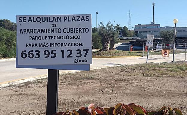 Aparcamientos de pago. En los principales viales del recinto hay carteles que anuncian aparcamientos de alquiler. El problema es que muchos empleados se declaran «mileuristas» y aseguran que no pueden pagarlos. :
