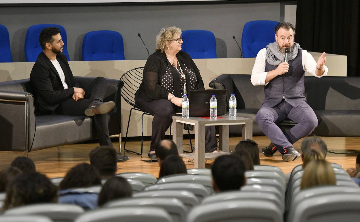 Fran Perea, Teresa Santos y Carlos Álvarez, en un momento del diálogo. 