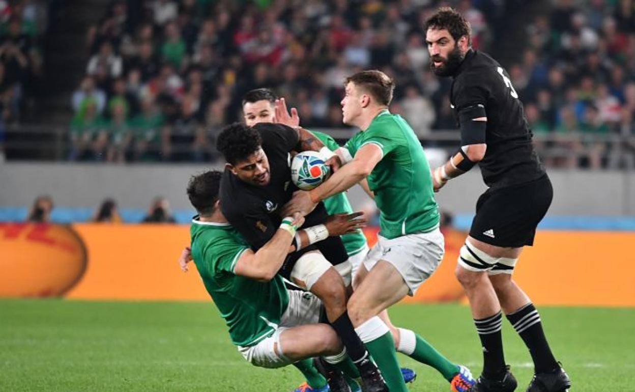 Dos irlandeses intentan detener al neocelandés Ardie Savea