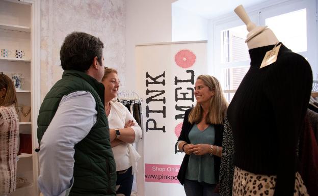 Imagen principal - Asistentes y organizadores en la PopUp de La Temporal