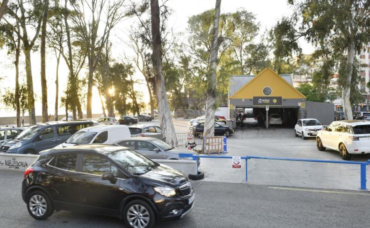 El 'parking' privado frente al balneario está clausurado desde el viernes. 