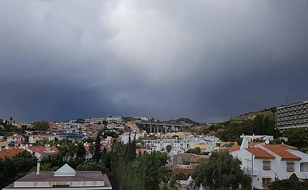 Cielos cubiertos este mediodía en El Palo. 