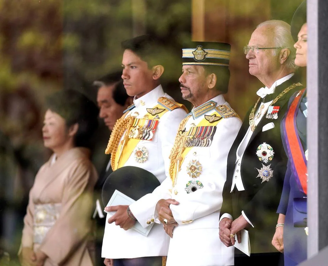 El rey de Suecia Carl XVI Gustaf (d), junto con el sultán Hassanal Bolkiah (c) de Brunei y su hijo, el príncipe Mateen.