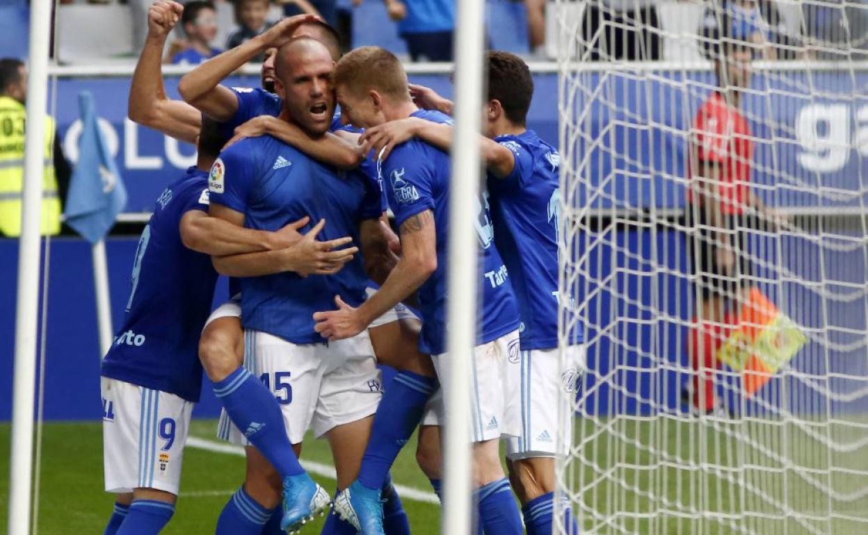 Ortuño celebra uno de sus goles esta temporada arropado por sus compañeros.