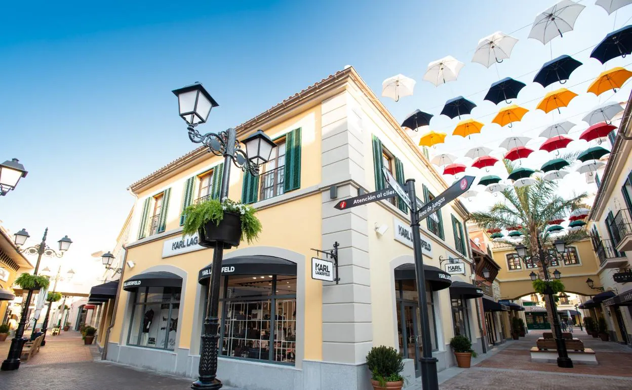 Un nuevo 'outlet' con productos de  aterriza en Málaga: precios desde  3 euros