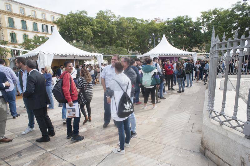 Una treintena de empresas recogen CV para 102 empleos en la Feria del Empleo. 