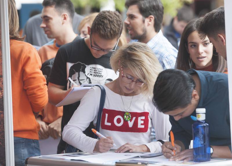 Una treintena de empresas recogen CV para 102 empleos en la Feria del Empleo. 