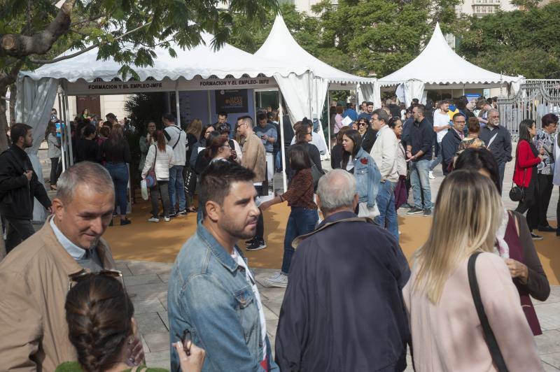 Una treintena de empresas recogen CV para 102 empleos en la Feria del Empleo. 