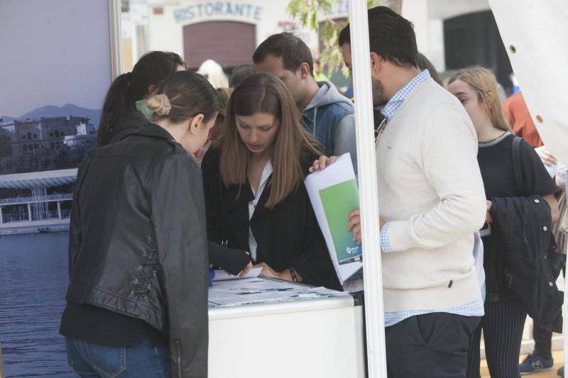 Una treintena de empresas recogen CV para 102 empleos en la Feria del Empleo. 