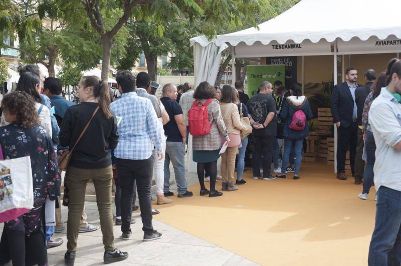 Una treintena de empresas recogen CV para 102 empleos en la Feria del Empleo. 