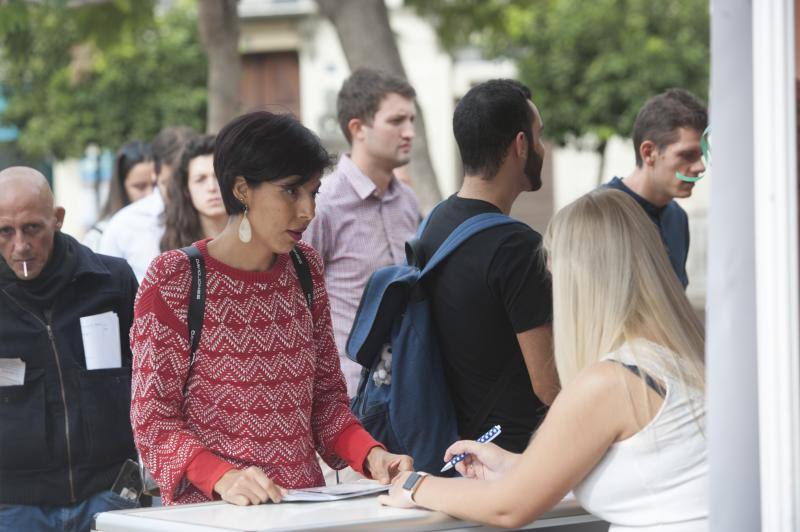 Una treintena de empresas recogen CV para 102 empleos en la Feria del Empleo. 