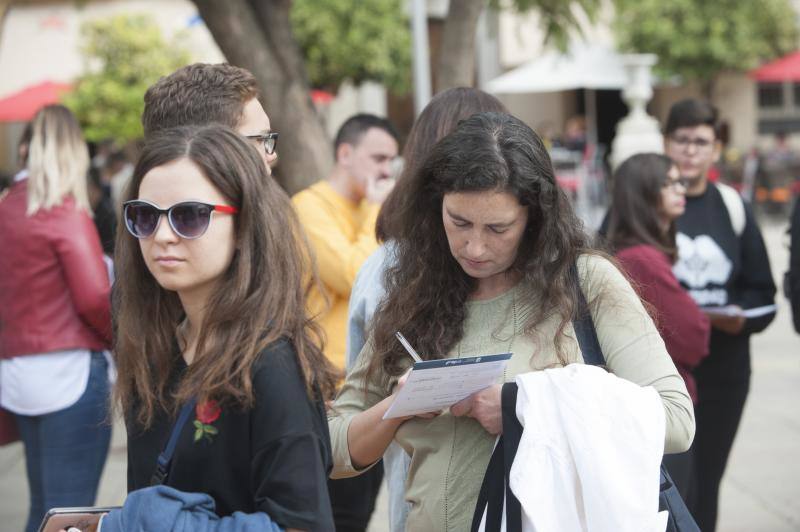 Una treintena de empresas recogen CV para 102 empleos en la Feria del Empleo. 
