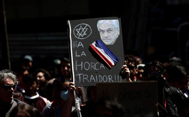 Manifestantes chilenos protestan contra el Gobierno de su país.