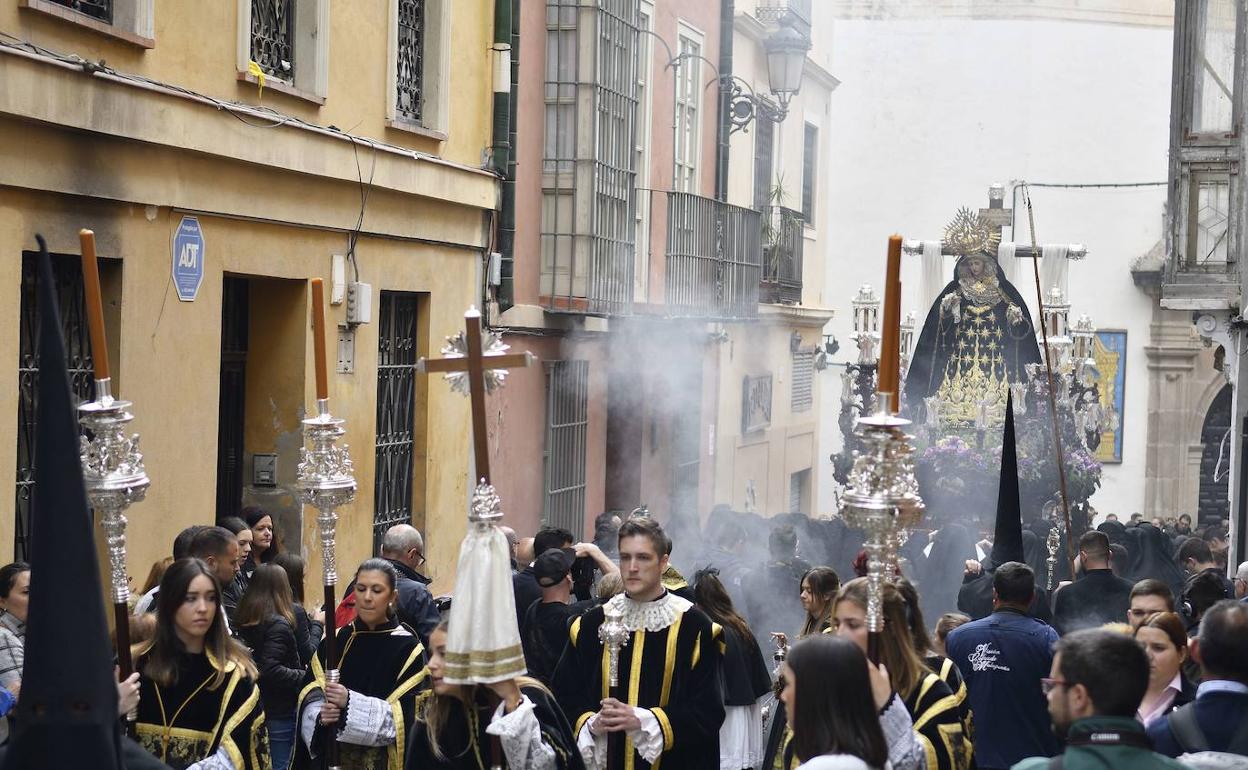 Cortejo de la Hermandad de la Santa Cruz. 