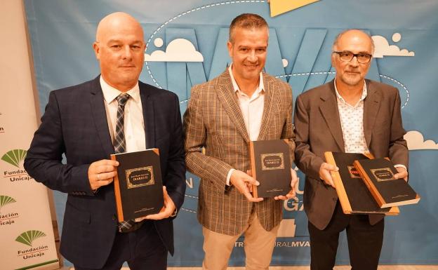 Francisco Cañadas, responsable de Publicaciones de Fundación Unicaja; Víctor González, diputado de Cultura. y Javier La Beira, director de la Biblioteca del 27 y coeditor del libro. 