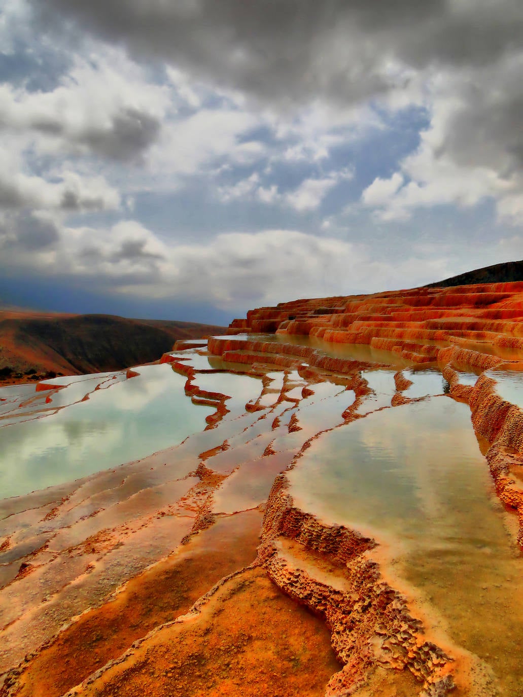 Badab Soort (Irán) | Unos curiosos escalones creados durante miles de años con el agua fría que fluye de dos manantiales cercanos y que forman un espectacular enclave natural.