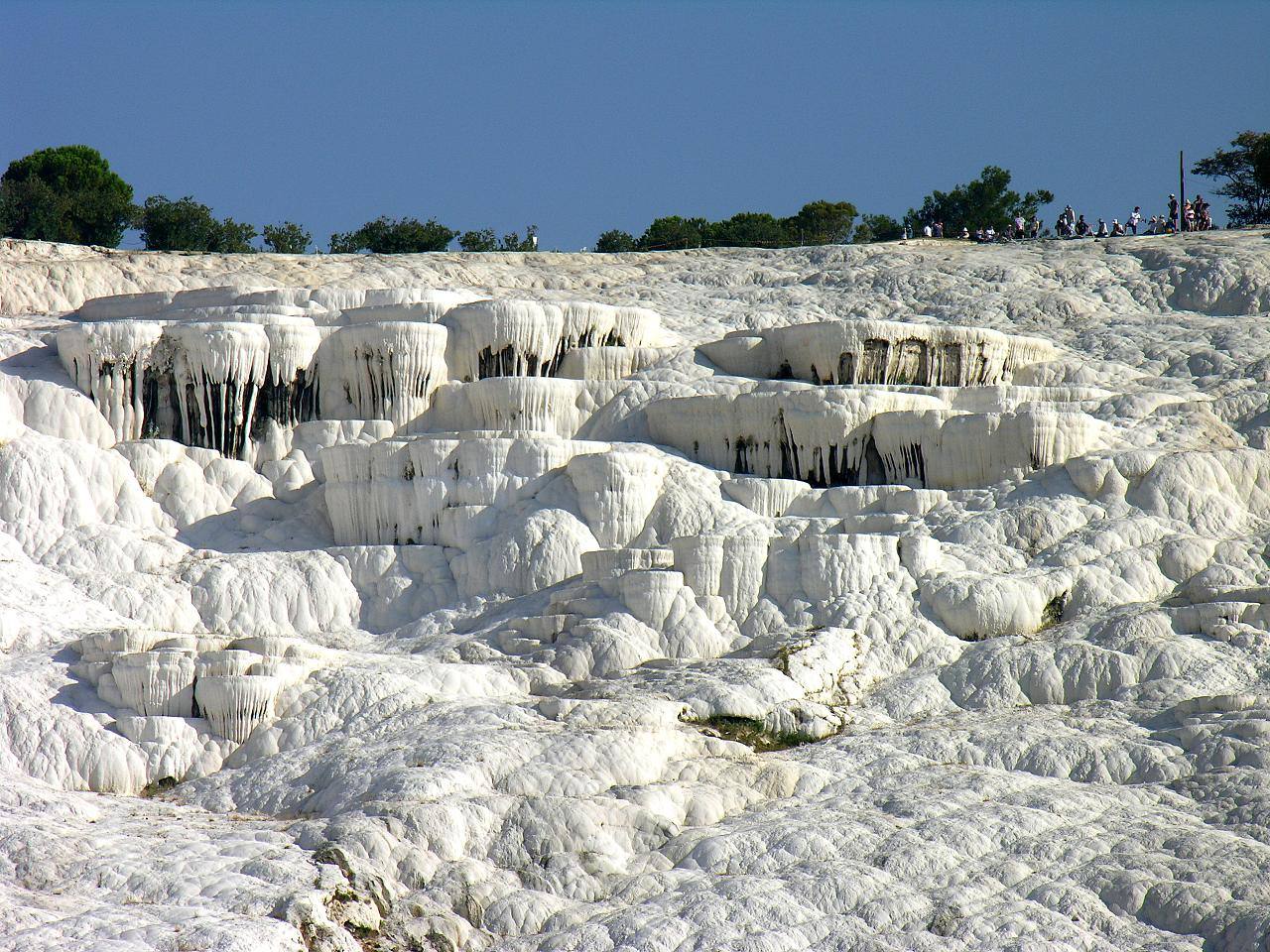 Pamukkale (Turquía) | Su nombre significa 'castillo de algodón' y aunque parece cubierto de nieve, en realidad está en una zona templada y el material que lo cubre son residuos de carbonato de calcio y diferentes minerales de sus aguas. También ha sido declarado Patrimonio de la Humanidad por la UNESCO.