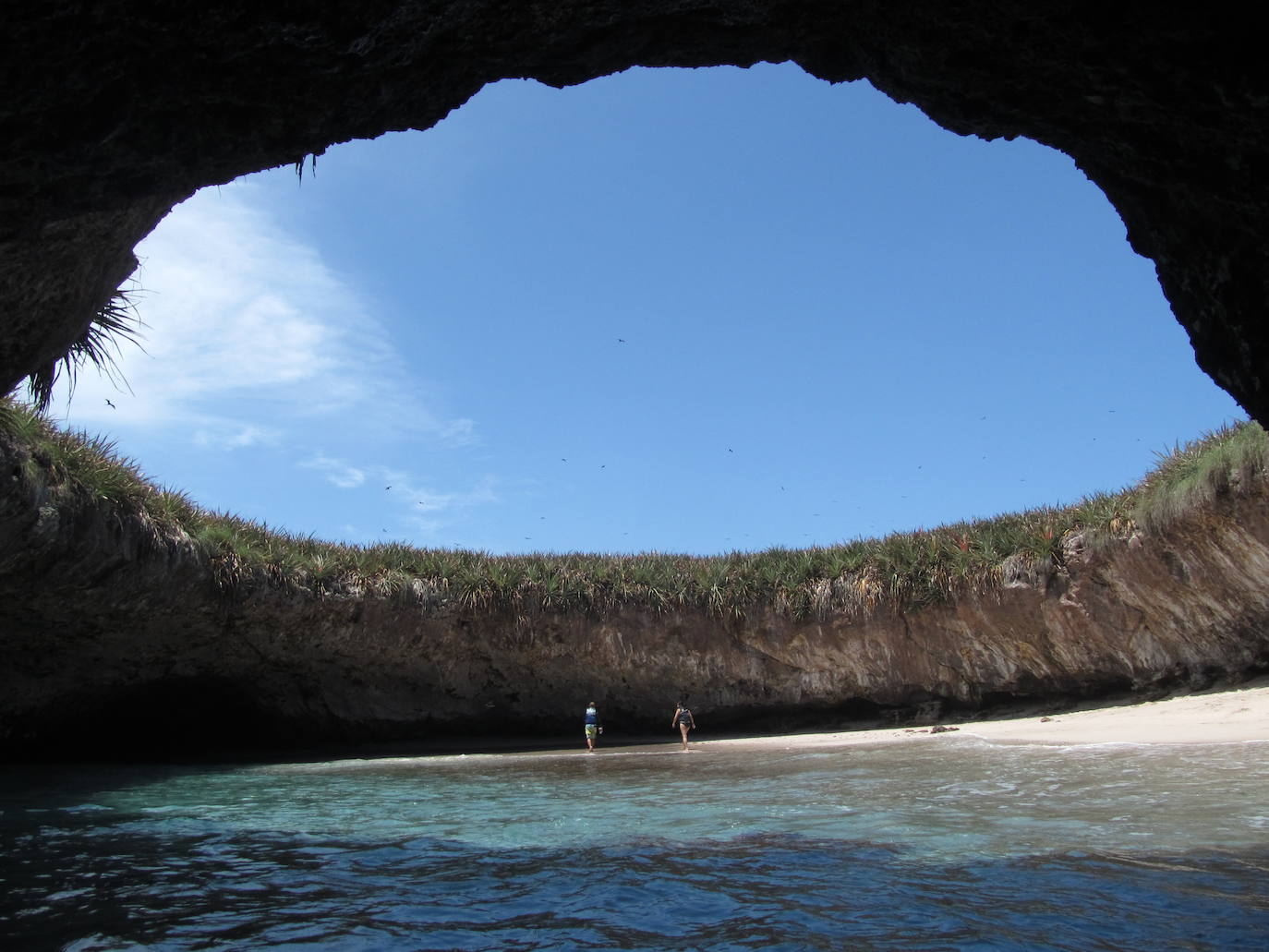 Playa Escondida (México) | Ubicada en Isla Redonda, esta curiosa costa es el resultado del impacto de una bomba durante ensayos militares del siglo pasado. En ella no se puede acampar, tan solo se permiten visitas turísticas, aunque la única forma de entrar en ella es a nado, ya que los botes no llegan a su orilla.