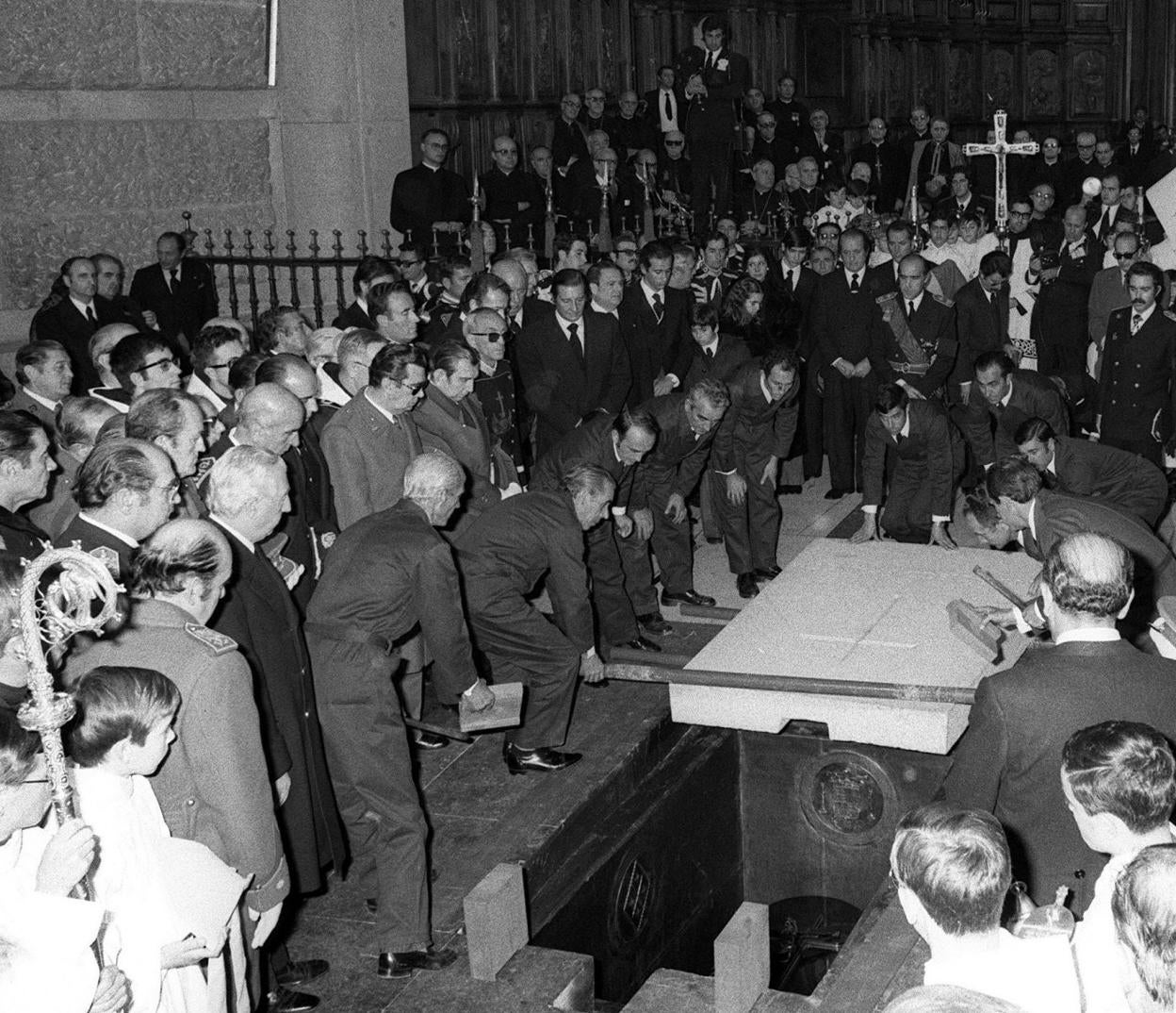 El primer entierro, una operación de Estado
