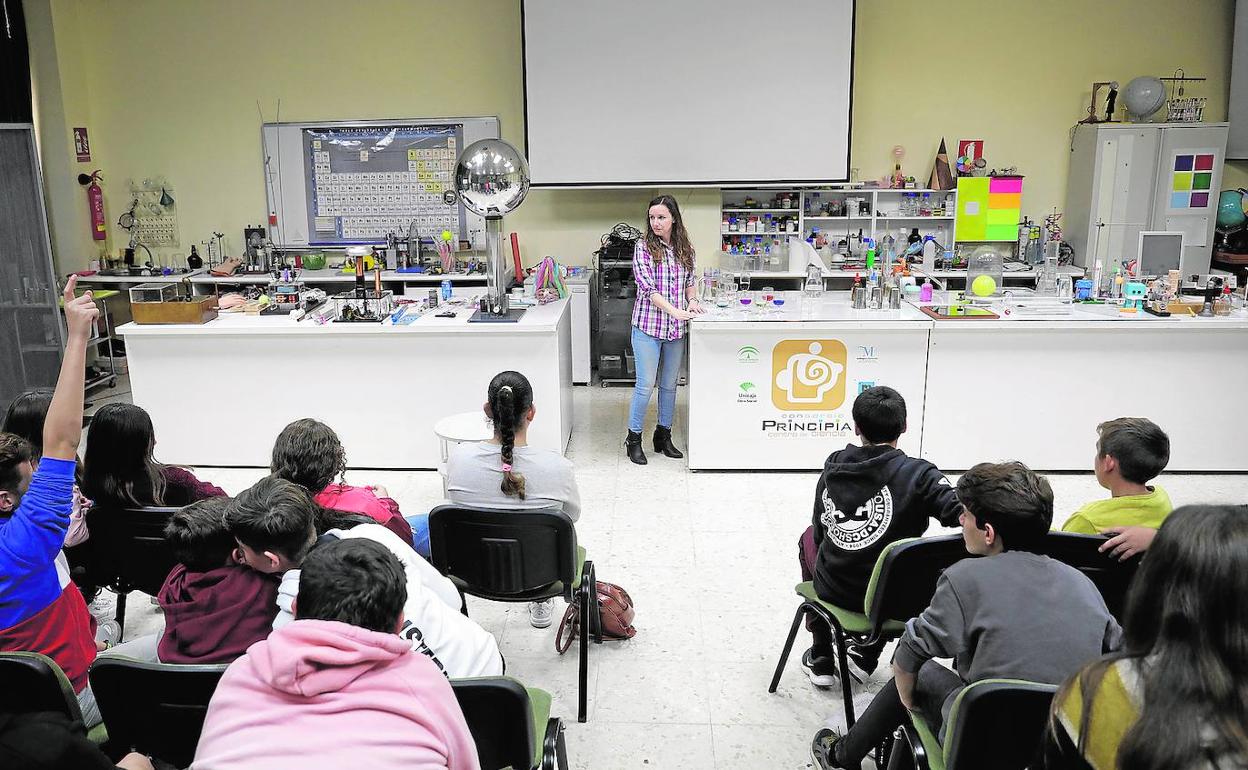 Alumnos del IES de Algatocín, este miércoles en la sala de experimentos de Principia. 