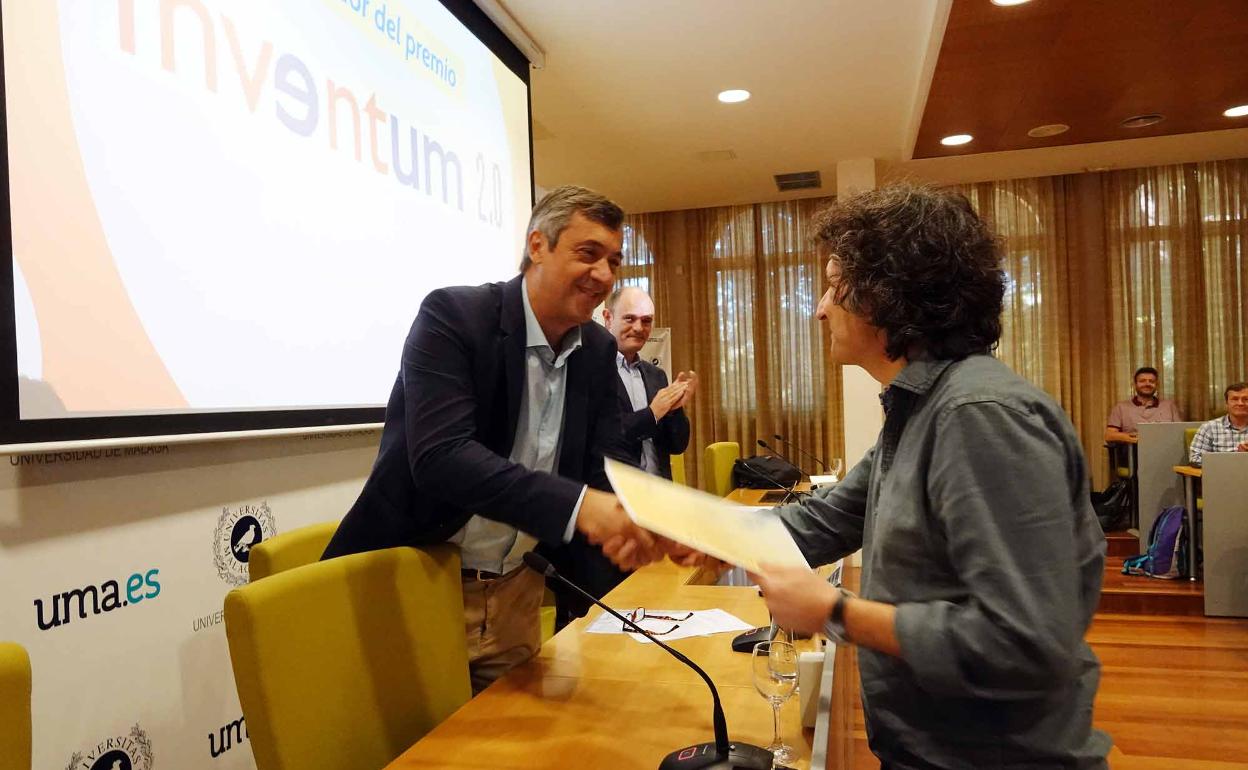 El profesor José Lozano recibe el premio de manos del vicerrector de Investigación. 