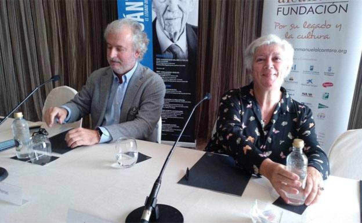 Rafael Porras y Lola Alcántara, durante la chala que han mantenido sobre el poeta Manuel Alcántara.