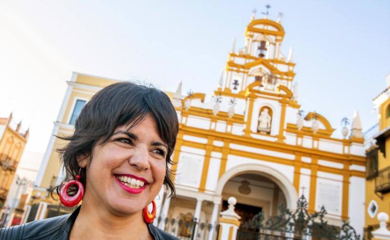 Teresa Rodríguez, en la puerta de la basílica de la Macarena. 