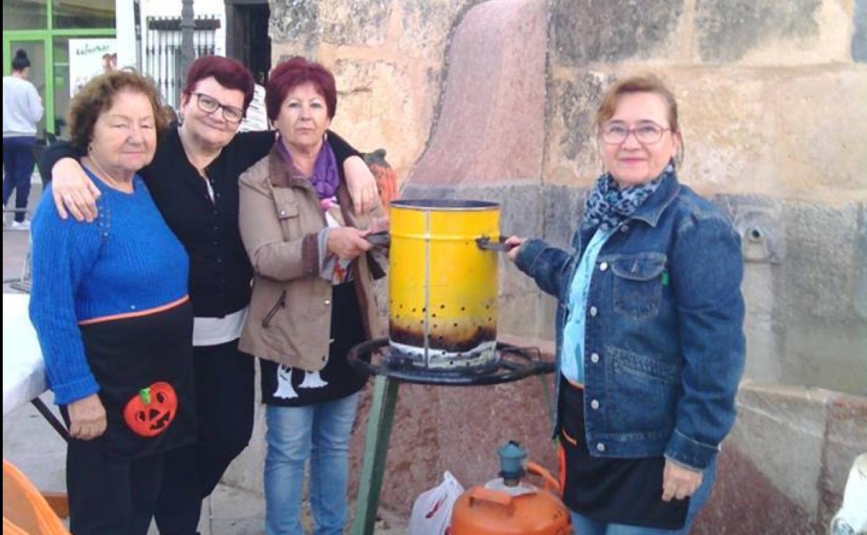 Mujeres de la asociación Amanecer asando castañas.